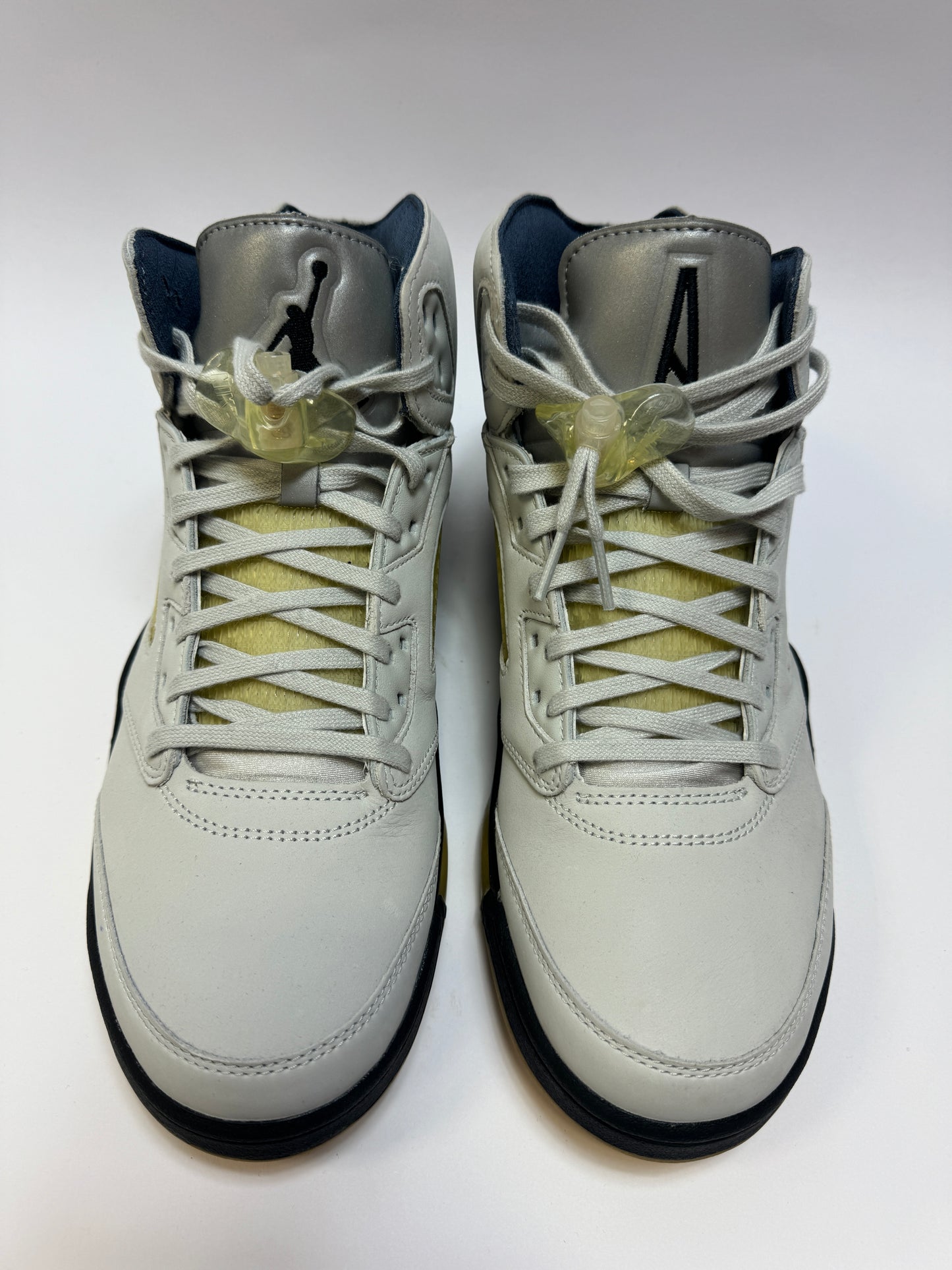 Draufsicht auf beide Sneaker mit sichtbarer Zunge, Schnürung und luxuriösen Kollab-Details.