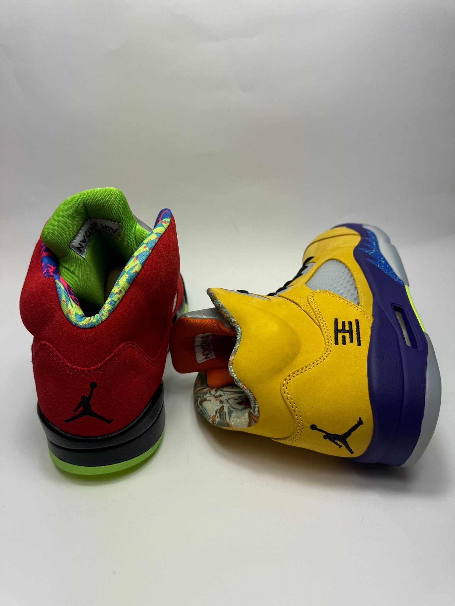 Rückansicht des Modells mit gemixten Branding-Details und markantem Design