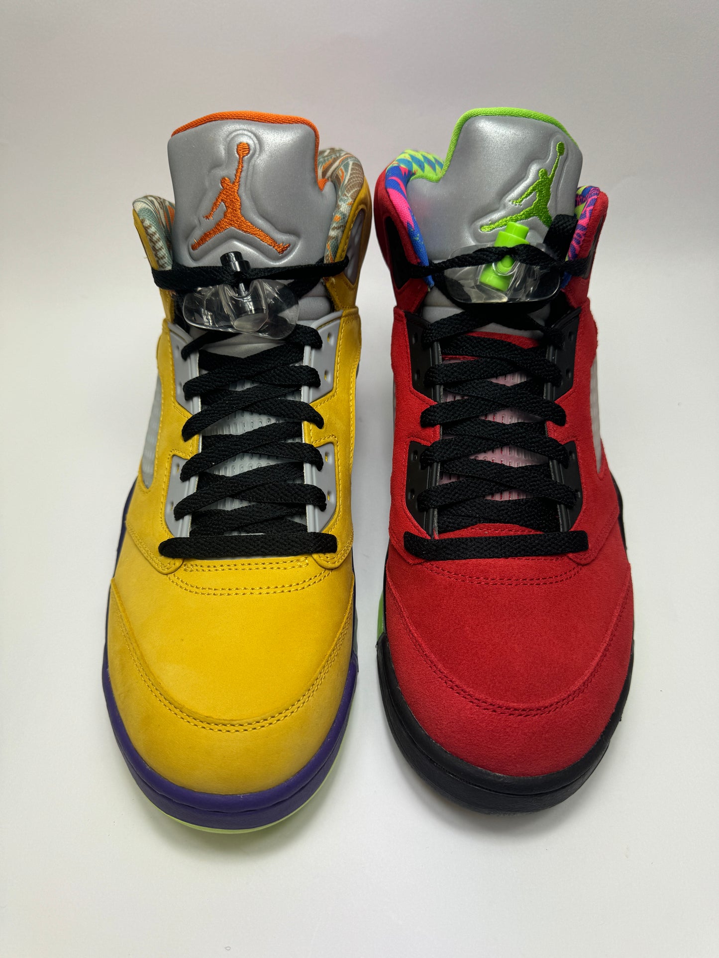 Draufsicht auf beide Sneaker mit sichtbarer Air-Einheit und kreativer Farbkombination