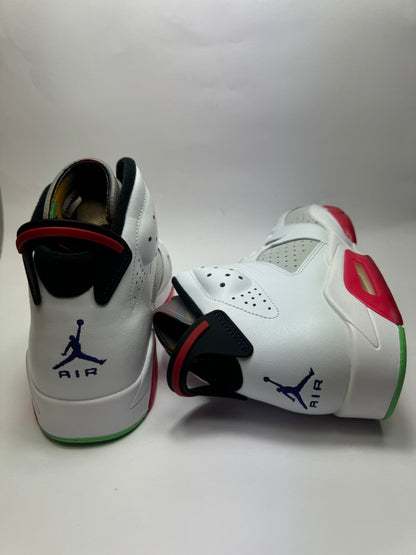 Rückansicht des Modells mit charakteristischem Fersenspoiler und Branding