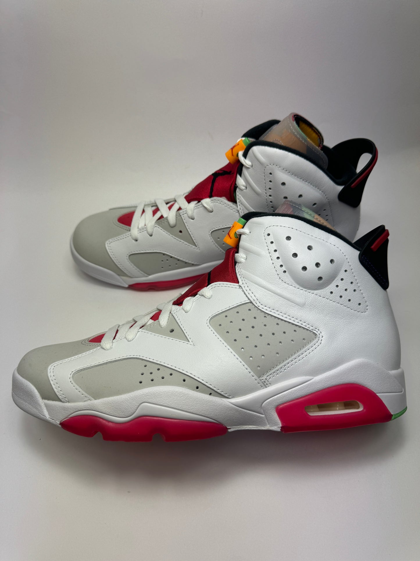 Seitenansicht des Air Jordan 6 Retro „Hare“ mit klassischem Colorway und markanten Akzenten