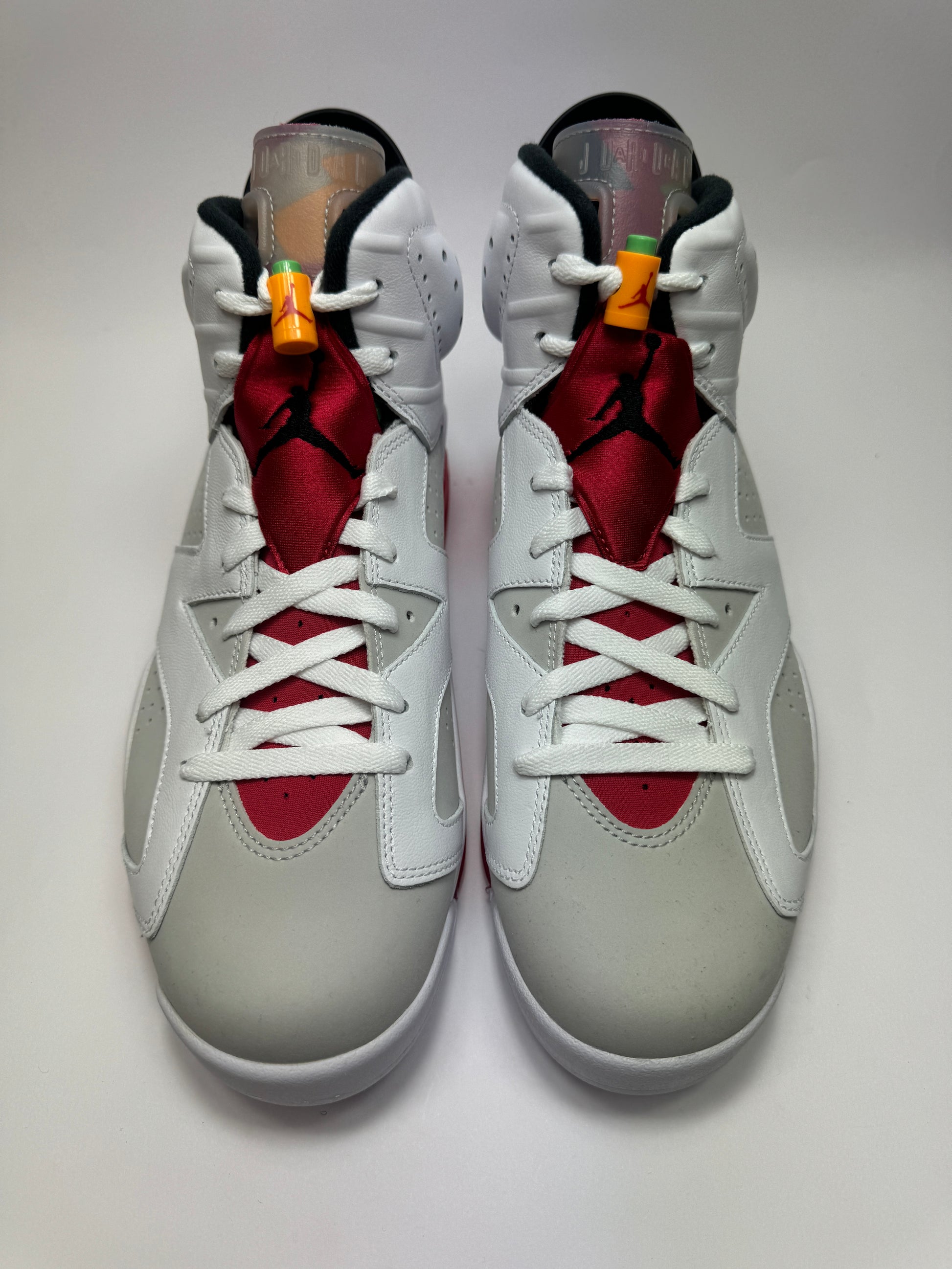 Draufsicht auf beide Sneaker mit sichtbarer Air-Dämpfung und ikonischer Silhouette