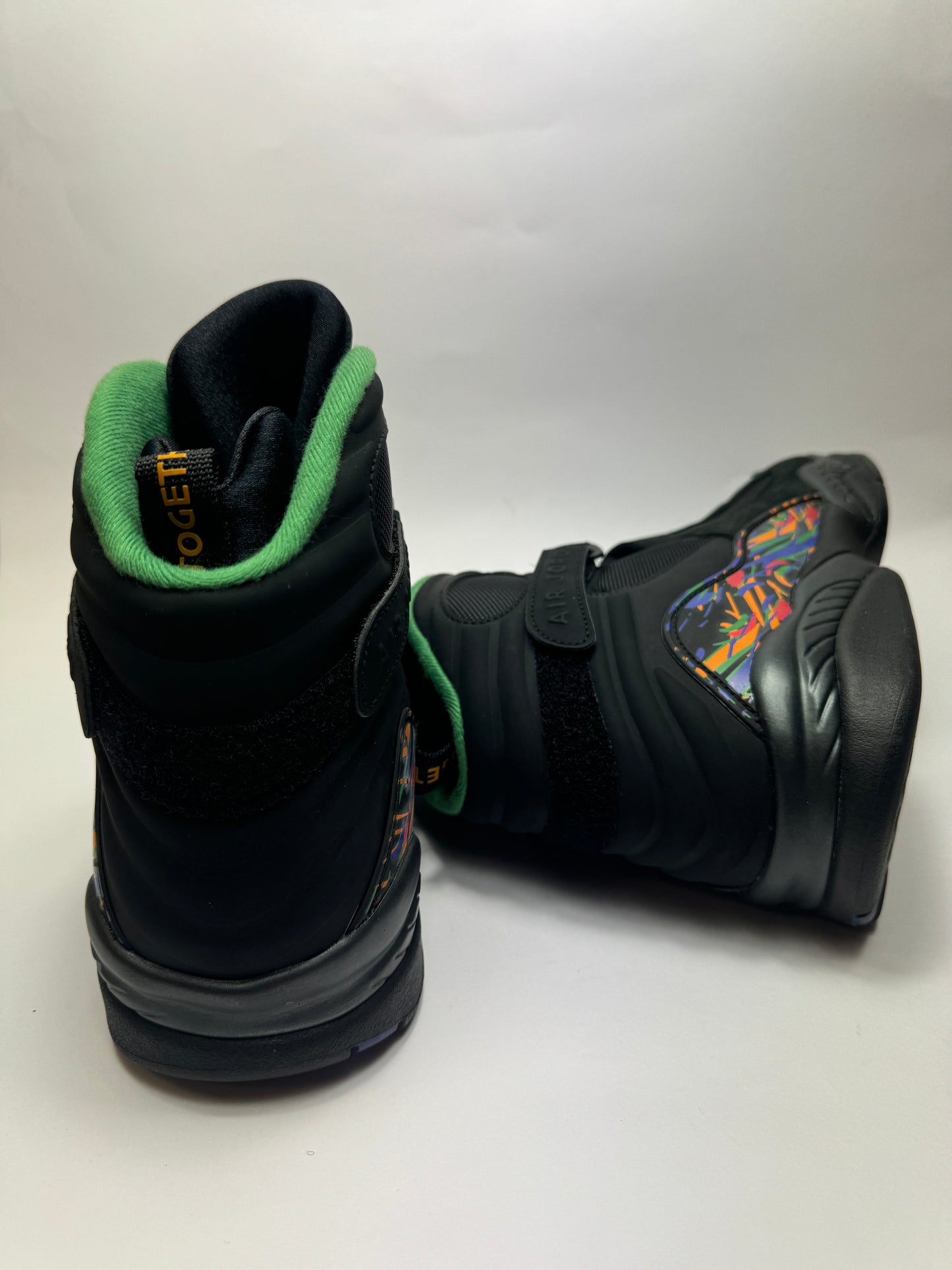 Rückansicht des Modells mit charakteristischen Midsole-Elementen und Branding