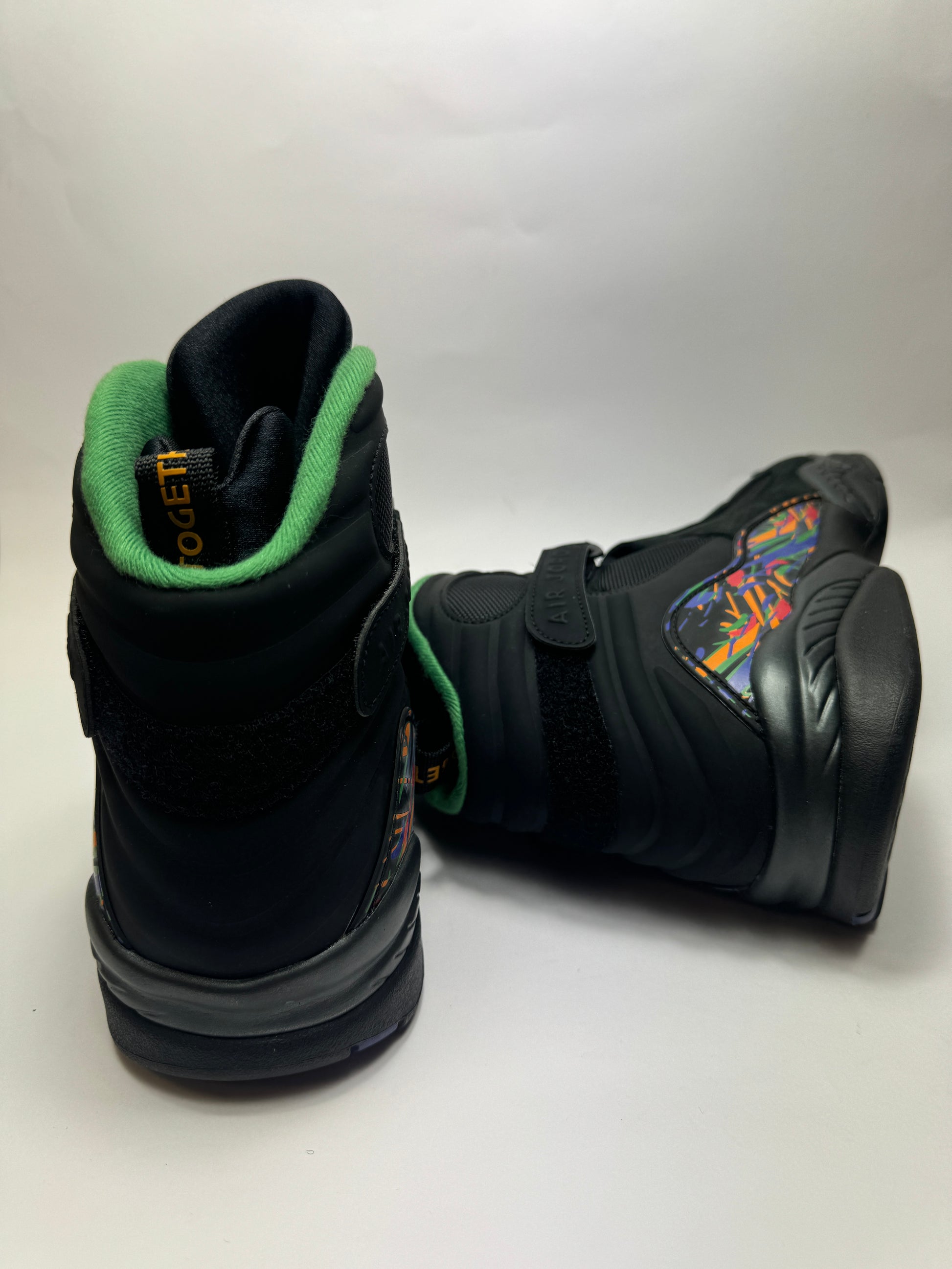 Rückansicht des Modells mit charakteristischen Midsole-Elementen und Branding