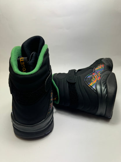 Rückansicht des Modells mit charakteristischen Midsole-Elementen und Branding