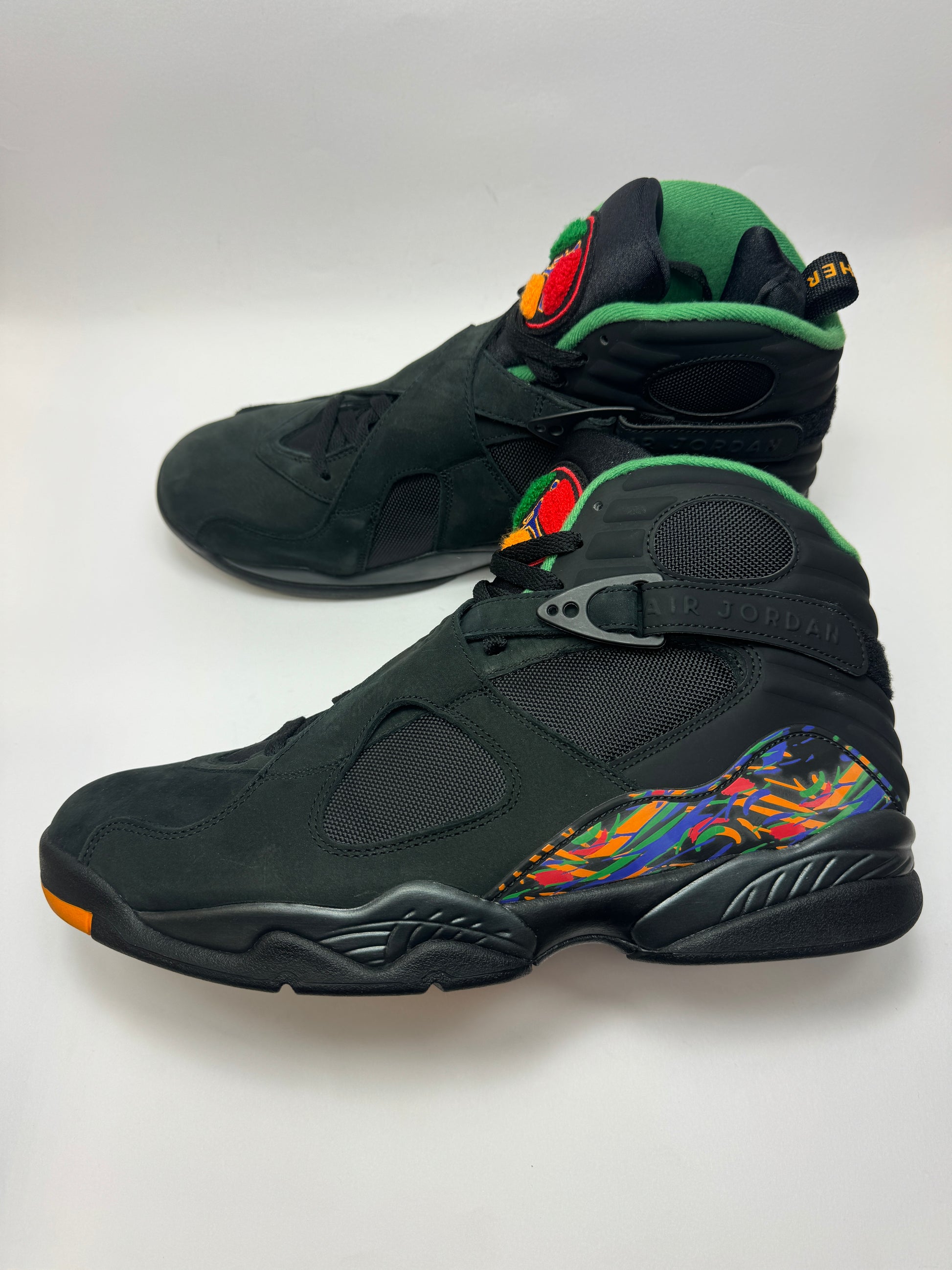 Seitenansicht des Air Jordan 8 Retro „Tinker x Air Raid“ mit kontrastreichem Color-Blocking und markanten Strap-Details