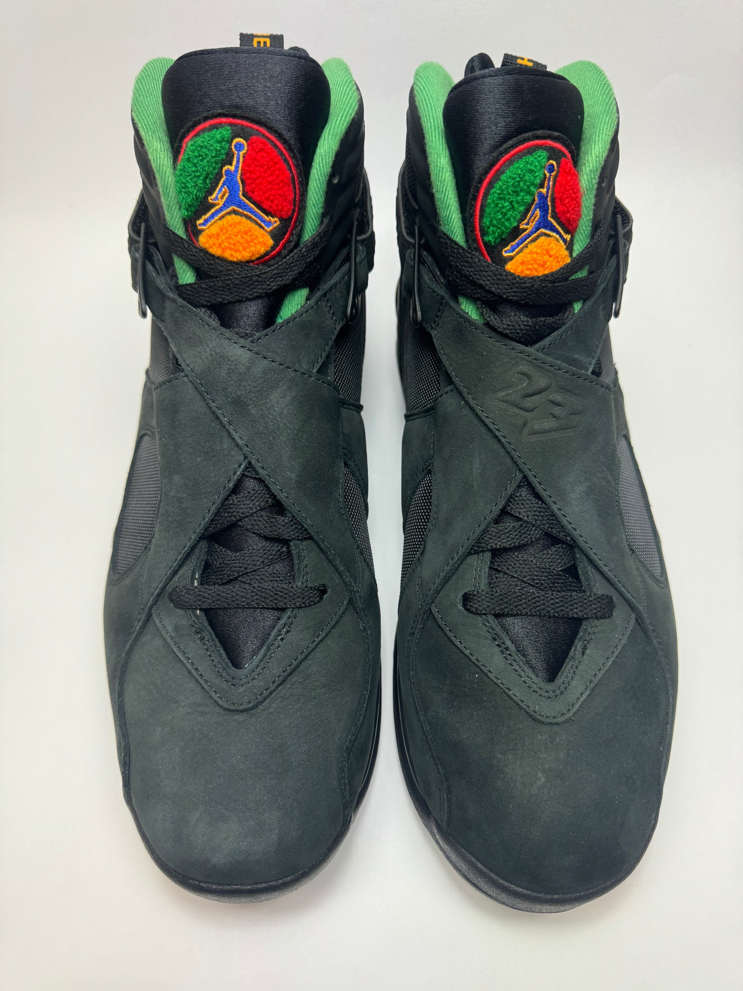 Draufsicht auf beide Sneaker mit sichtbaren Linien und ikonischer Silhouette der Acht.