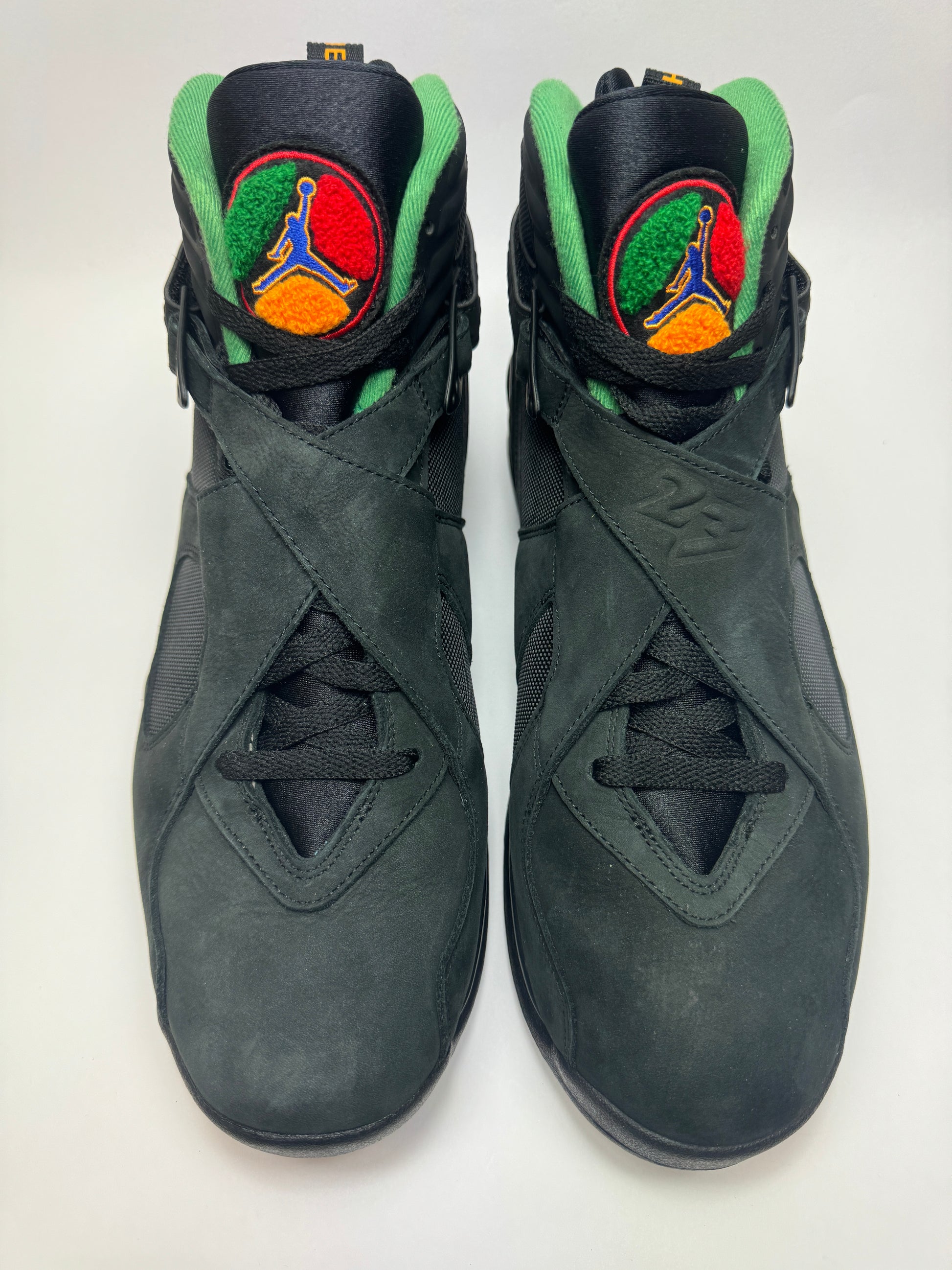 Draufsicht auf beide Sneaker mit sichtbaren Linien und ikonischer Silhouette der Acht.