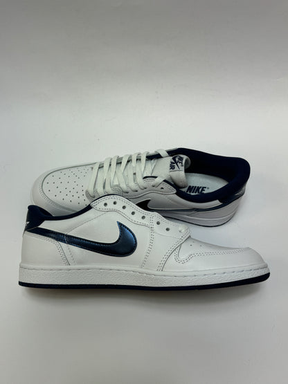 Alt-Text: Air Jordan 1 Retro Low ’85 Metallic Blue – Seitenprofil