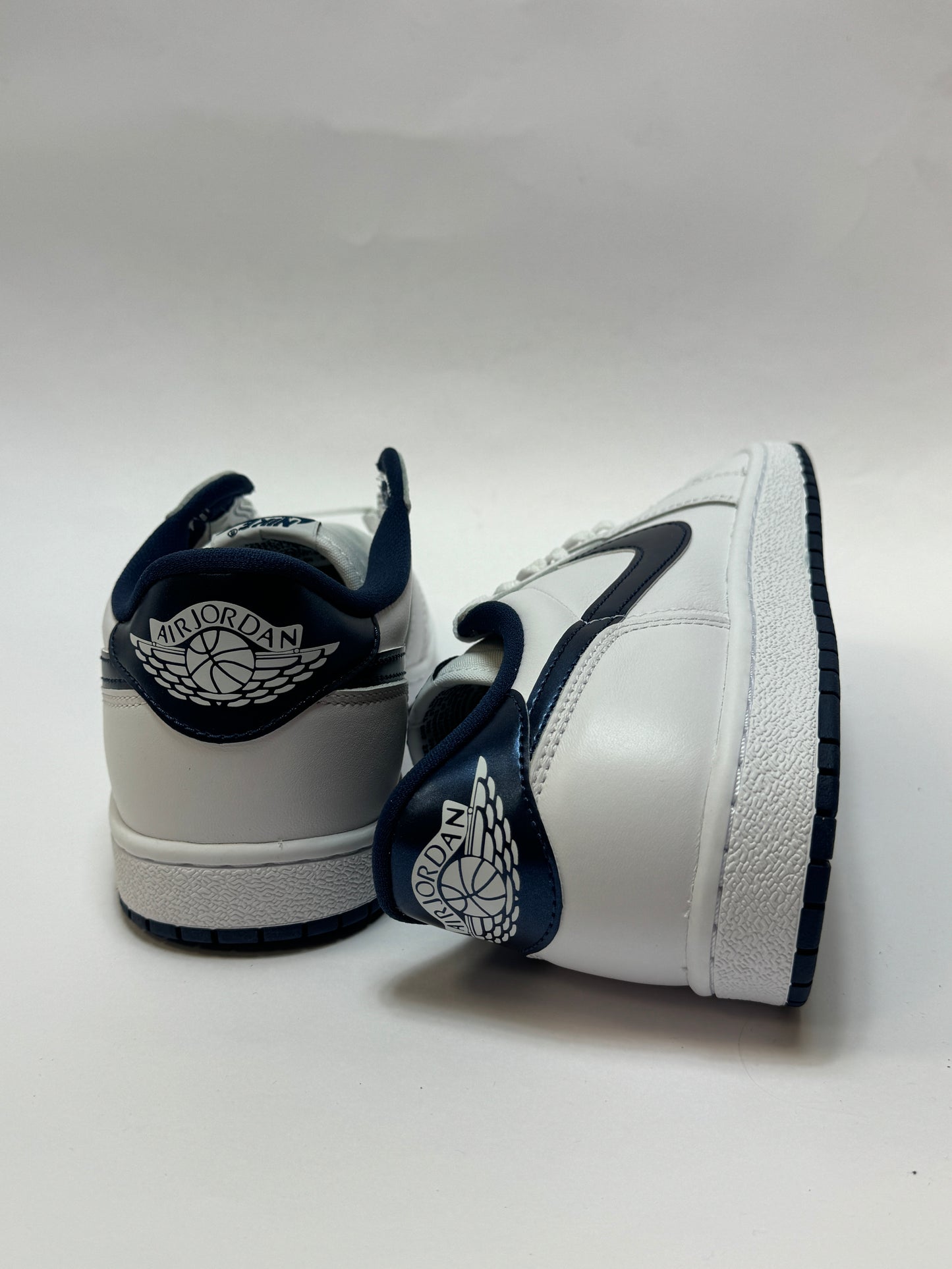 Alt-Text: Jumpman Logo und Fersenansicht Metallic Blue