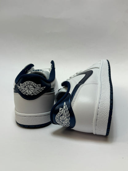 Alt-Text: Jumpman Logo und Fersenansicht Metallic Blue