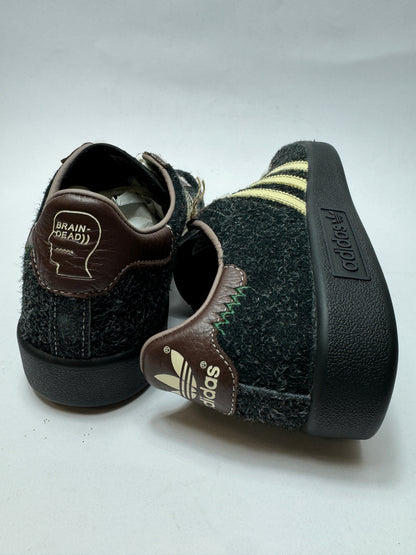 Rückansicht des Brain Dead x adidas Forest Hills Black mit charakteristischen Heel- und Kollaborationsdetails