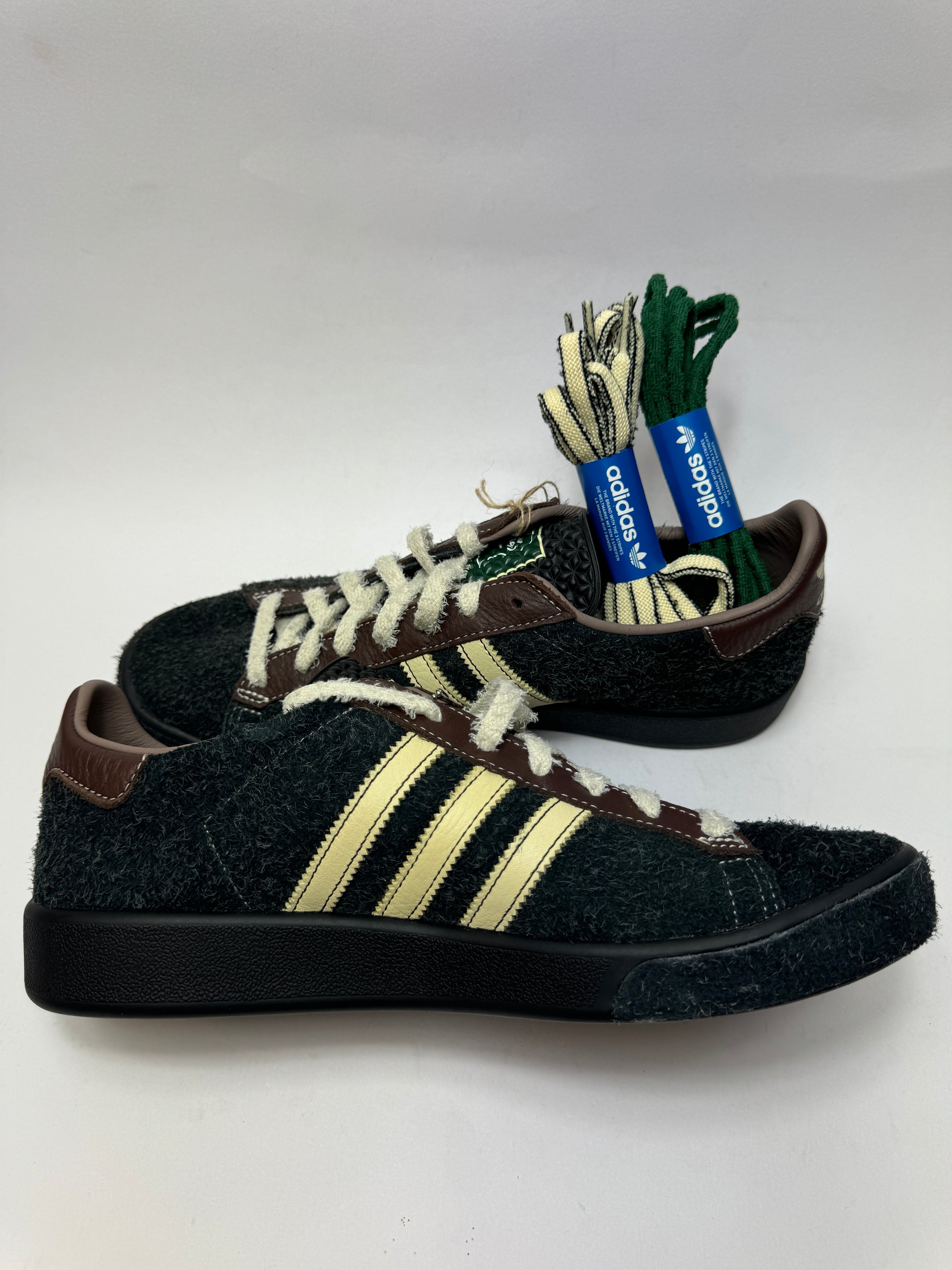 Innenansicht des Brain Dead x adidas Forest Hills Black mit kontrastierenden Details und klassischer Low-Top-Silhouette
