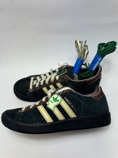 Seitenansicht des Brain Dead x adidas Forest Hills Black mit schwarzem Upper, klassischen Three Stripes und Kollaborationsdetail