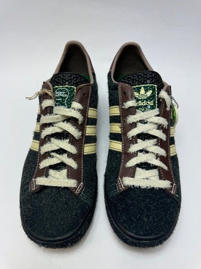 Draufsicht auf beide Brain Dead x adidas Forest Hills Black mit markanter Schnürung und Co-Branding