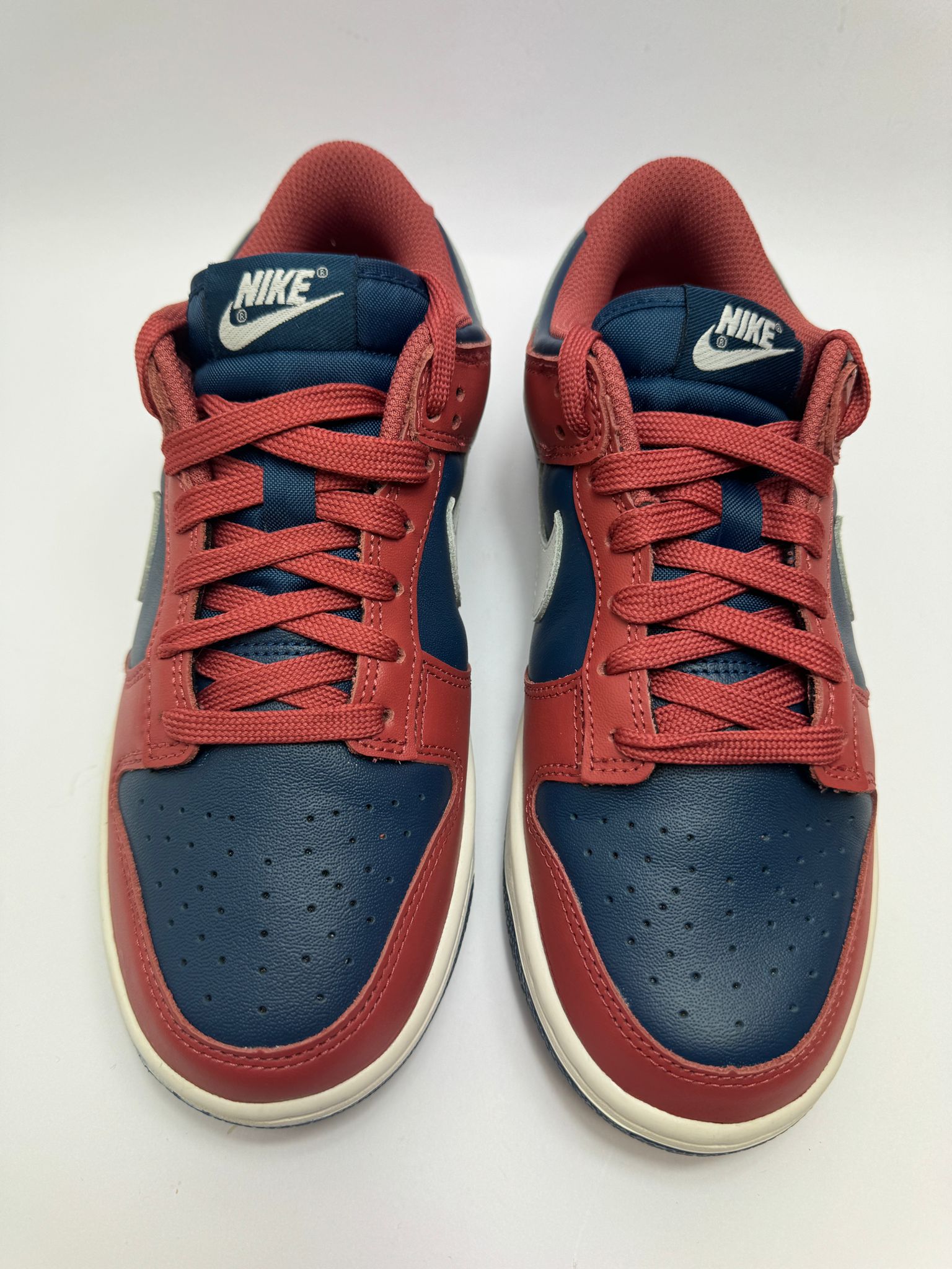 Detailansicht der Zunge – Nike Dunk Low Retro Canyon Rust mit klassischem Branding