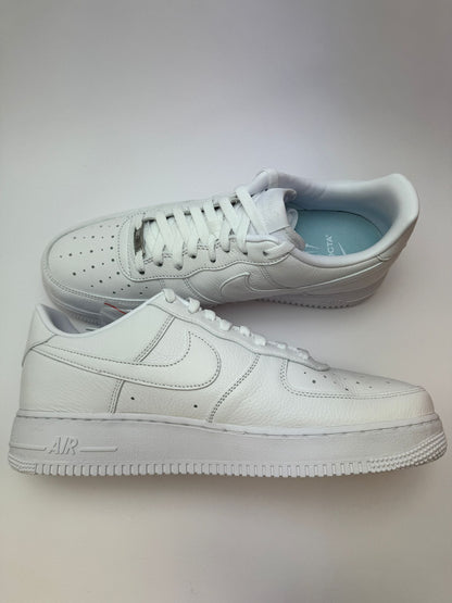 Nike Air Force 1 Low Certified Lover Boy – linke Außenseite mit tonalem Swoosh und perforierter Toebox