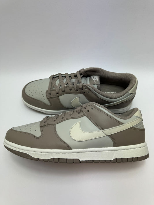 Nike Dunk Low Bone Beige – rechte Seitenansicht mit cleanem Beige-Overlays und weißer Basis