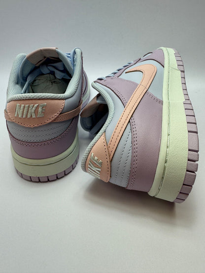 Nike Dunk Low Easter – Rückansicht mit Nike Logo und subtilen Easter-Farbhighlights