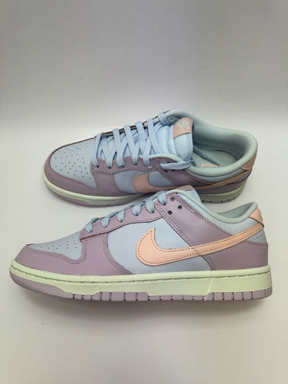 Nike Dunk Low Easter – rechte Seitenansicht mit weißem Leder und pastel-lilanen Overlay-Akzenten