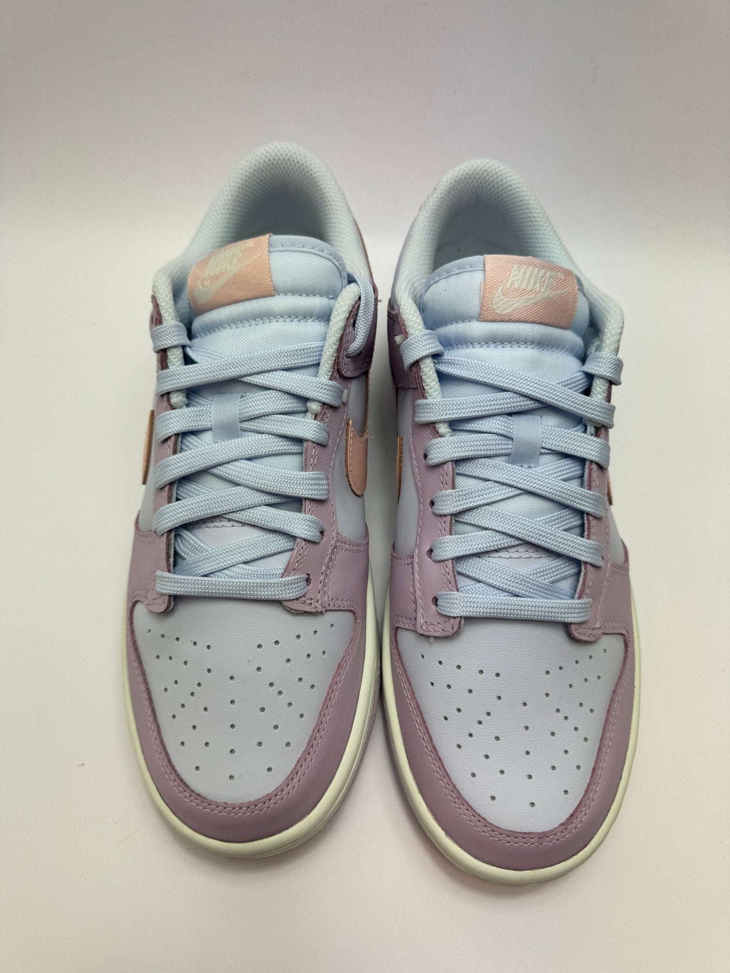 Detailansicht der Zunge – Nike Dunk Low Easter mit gewebtem Dunk-Branding in Pastelltönen“