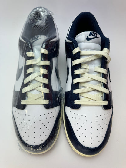 Detailansicht der Zunge – Nike Dunk Low PRM Vintage Navy mit Nylon-Zunge und gewebtem Label