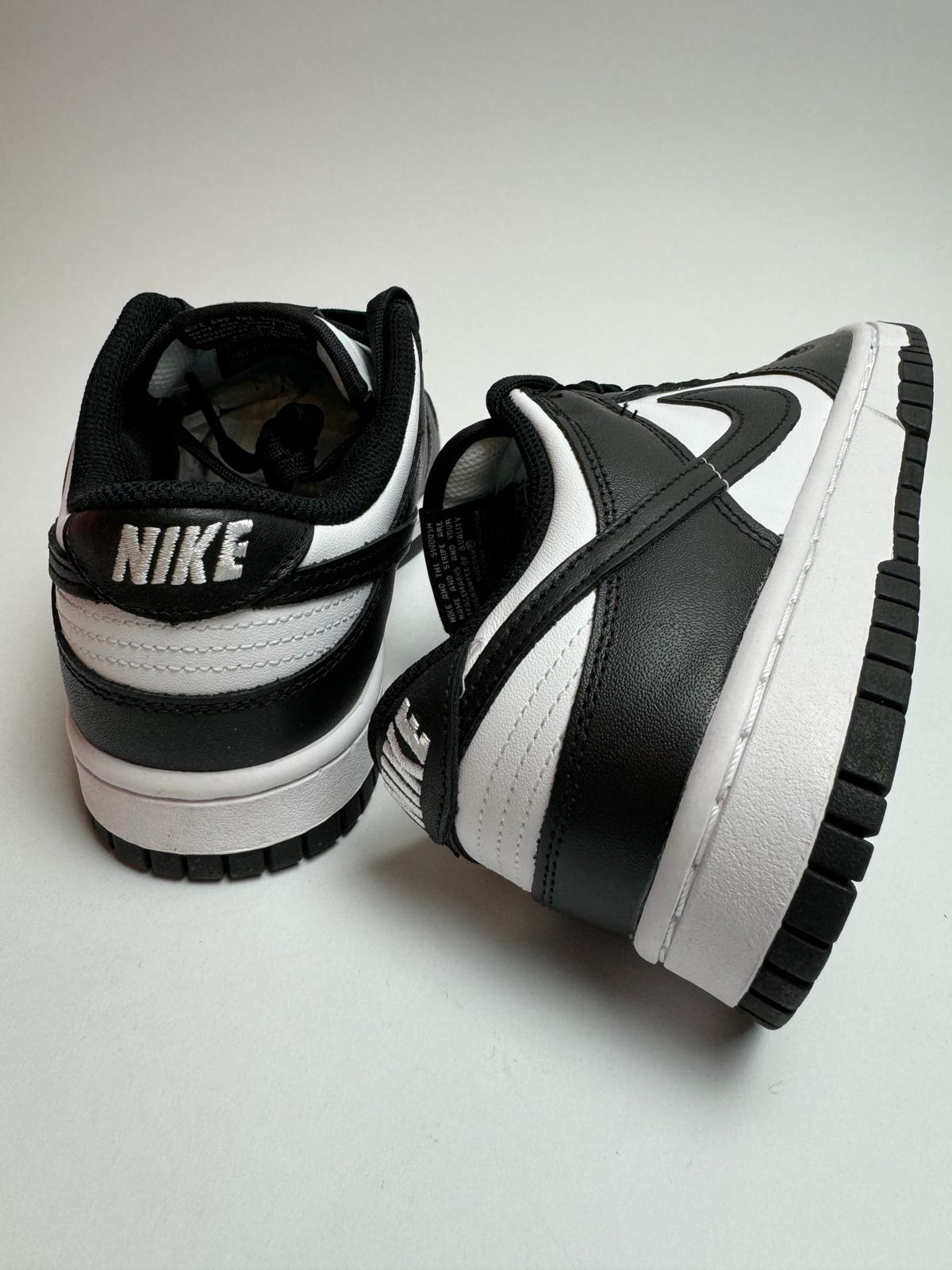 Nike Dunk Low Panda – Rückansicht mit Nike Logo und schwarzer Ferse