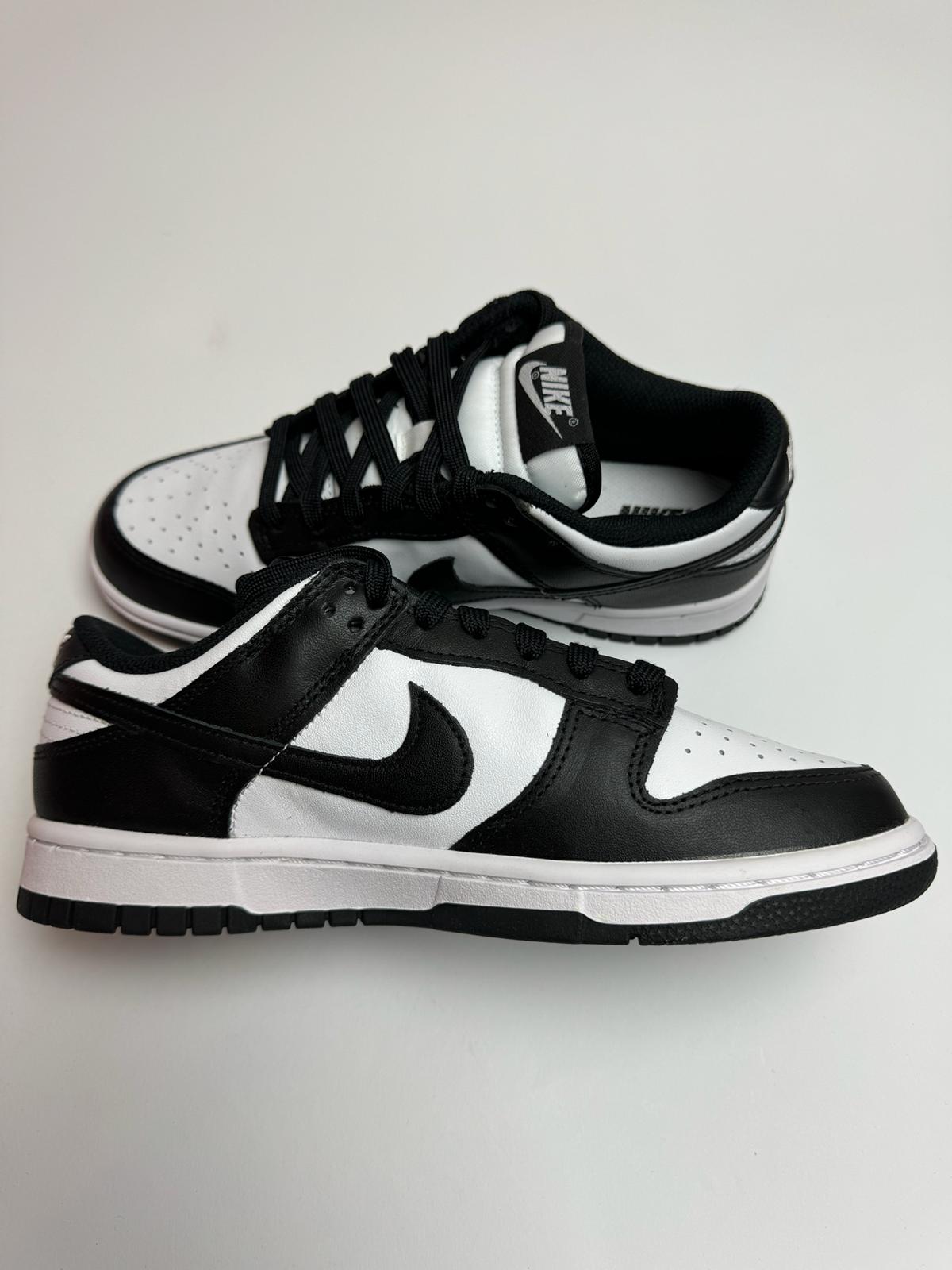 Nike Dunk Low Panda – linke Außenseite mit klassischem schwarz‑weißt Swoosh