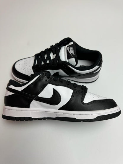Nike Dunk Low Panda – linke Außenseite mit klassischem schwarz‑weißt Swoosh