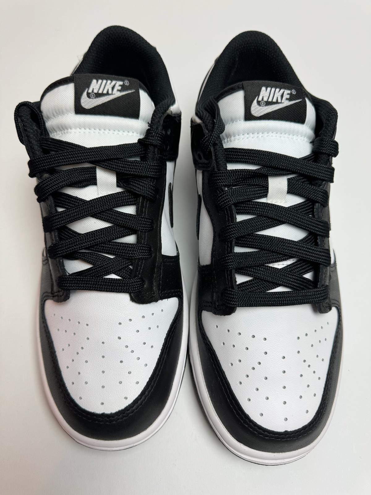 Detailansicht der Zunge – Nike Dunk Low Panda mit gewebtem Dunk‑Branding
