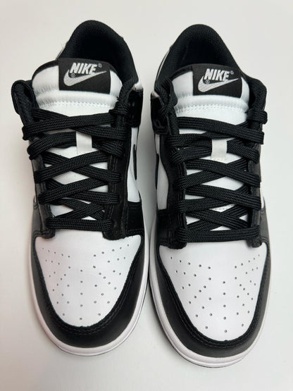 Detailansicht der Zunge – Nike Dunk Low Panda mit gewebtem Dunk‑Branding
