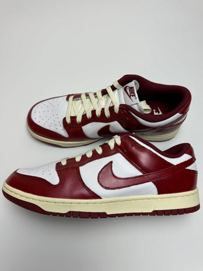Nike Dunk Low Vintage Team Red – rechte Seitenansicht mit weißem Leder-Upper und burgundyfarbenem Team‑Red‑Overlay