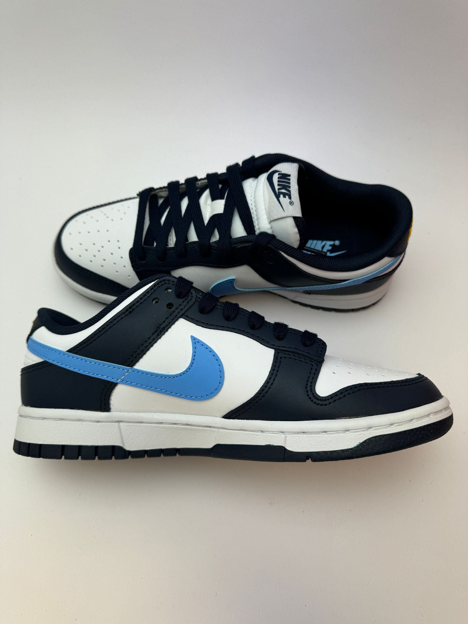 Nike Dunk Low Midnight Navy University Blue – linke Außenseite mit navyblauem Swoosh und weißer Mittelsohle
