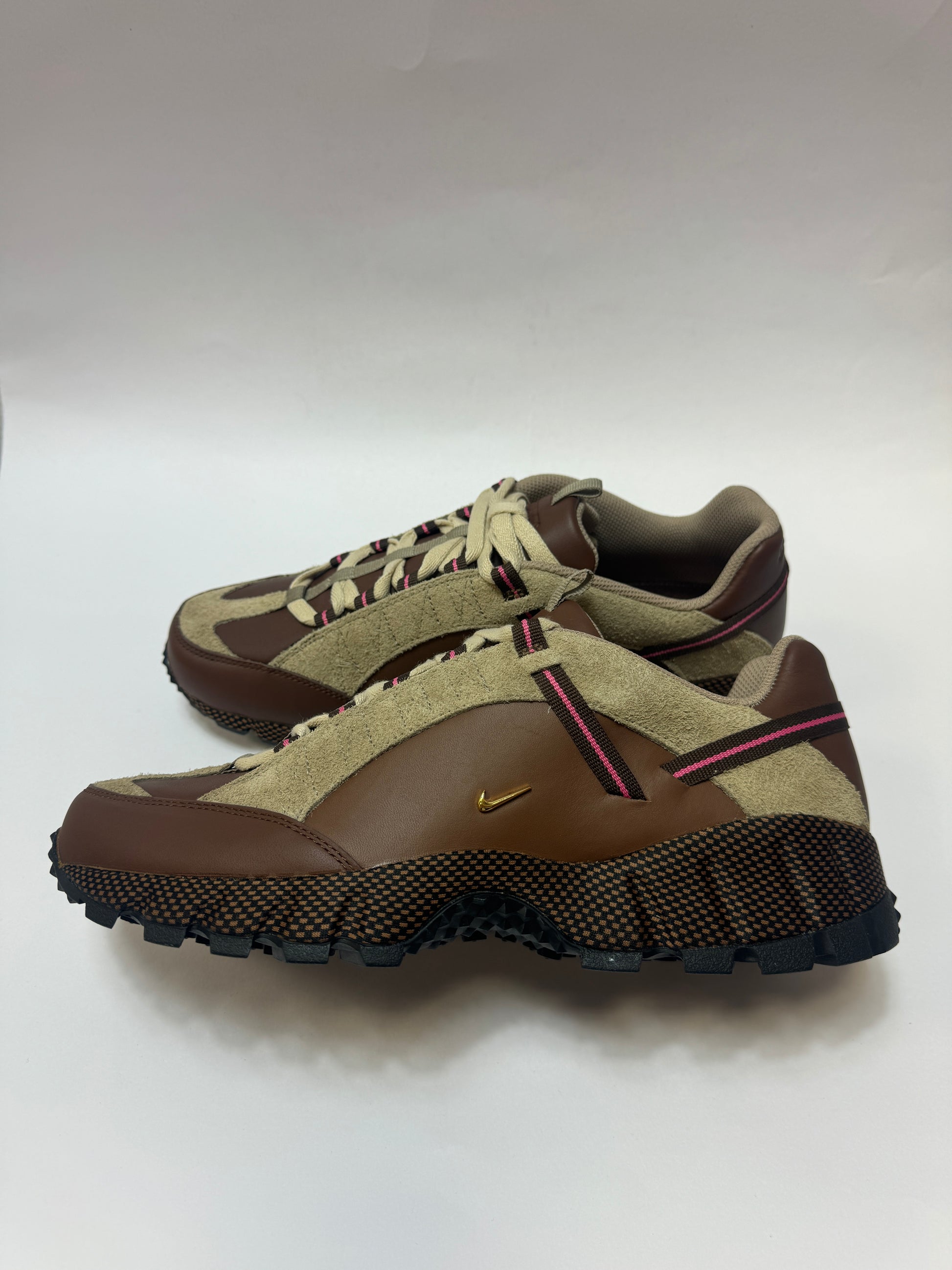 Nike Air Humara LX Jacquemus Brown Women – Frontansicht auf weißem Hintergrund
