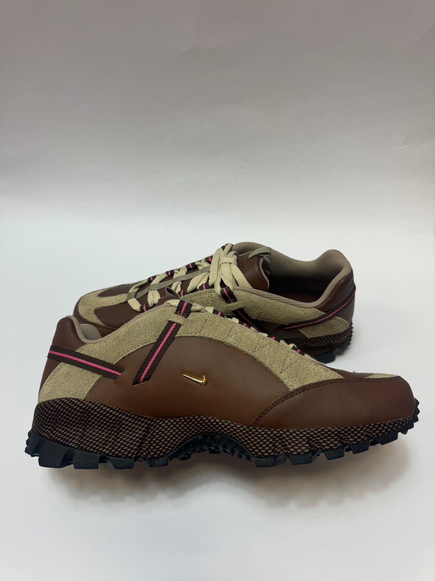 Nike Air Humara LX Jacquemus Brown Women – Seitenprofil mit Farbdetails