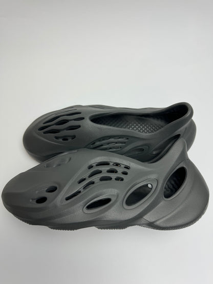Yeezy Foam RNNR "Carbon"