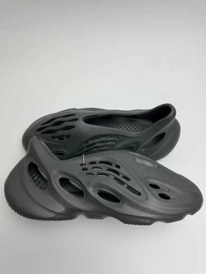 Yeezy Foam RNNR "Carbon"