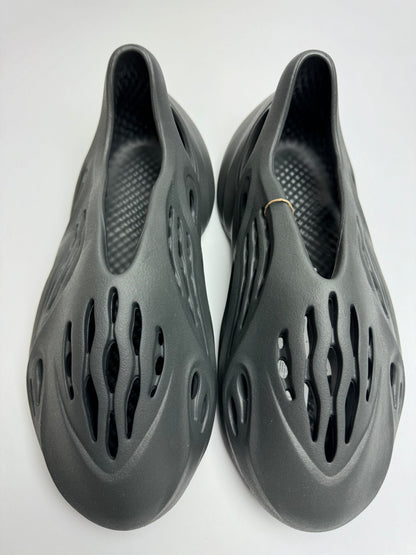 Yeezy Foam RNNR "Carbon"