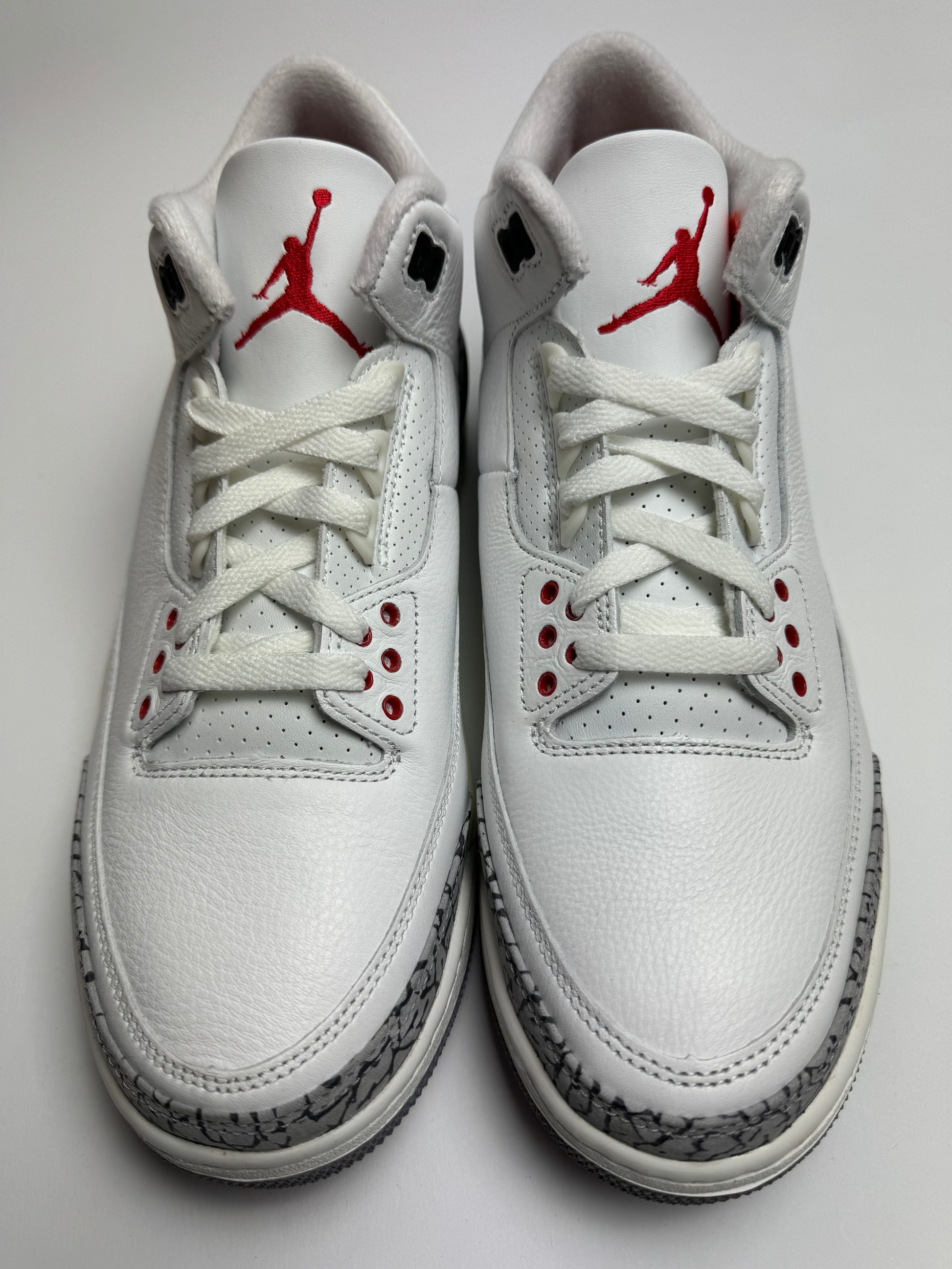 Detailansicht der Zunge – AJ3 Reimagined mit rotem Jumpman auf weißer Zunge und weicher Polsterung