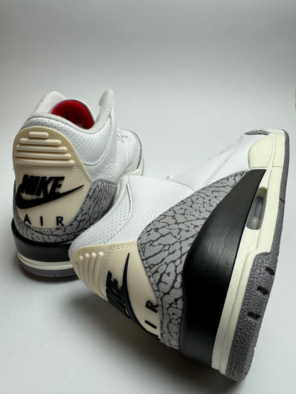 Rückansicht des Sneakers – ‘NIKE AIR’ Branding auf gealtertem Heel-Tab mit leicht gelblicher Patina