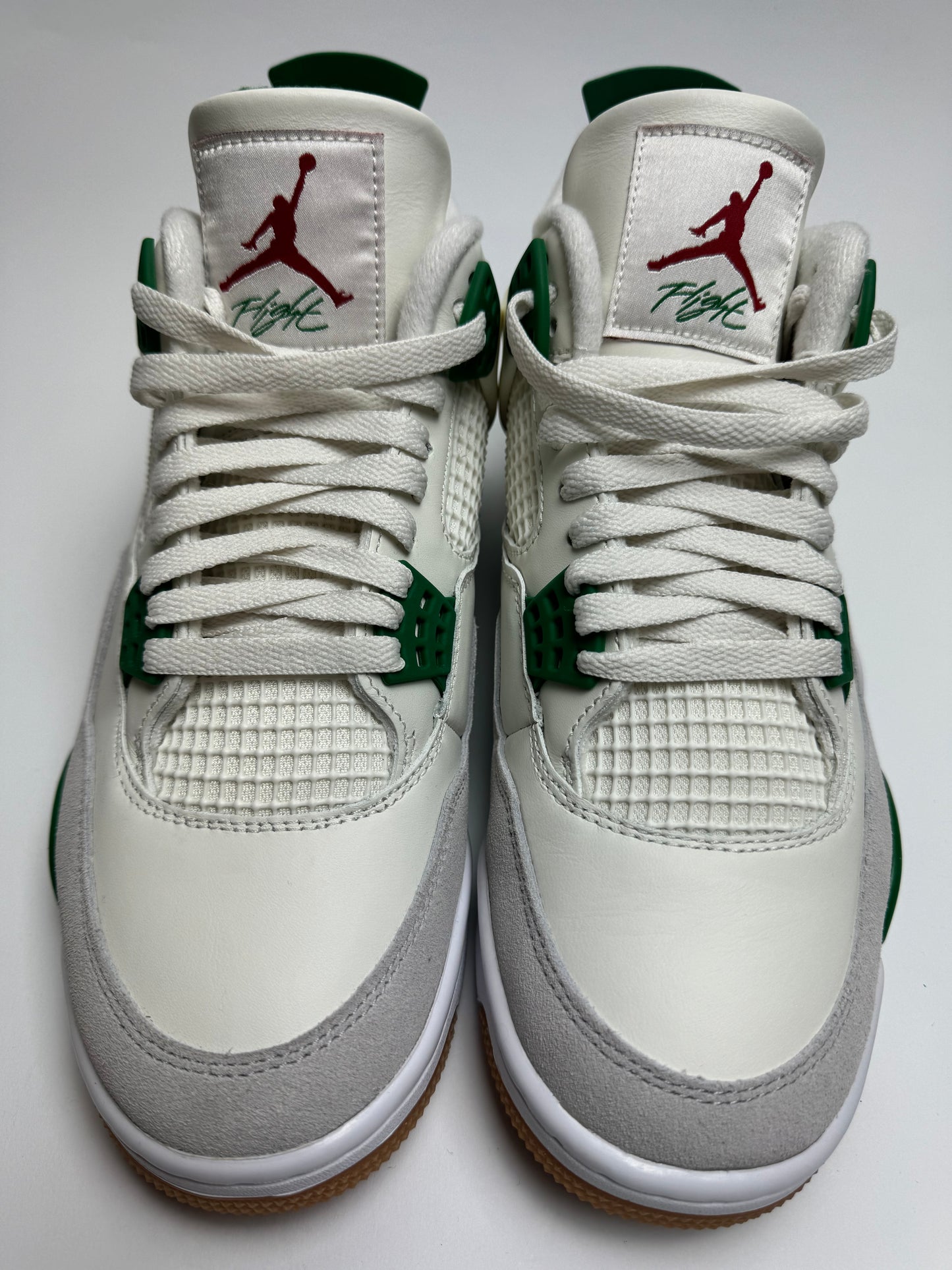 Detailansicht der Ferse – Nike SB Branding statt Nike Air auf schwarzem Heel-Tab mit roten Jumpman-Bezugsnaht