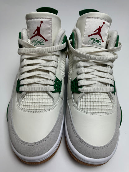 Detailansicht der Ferse – Nike SB Branding statt Nike Air auf schwarzem Heel-Tab mit roten Jumpman-Bezugsnaht