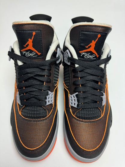 Detail der Tongue – grob geschnittener Zungenrand mit sichtbarem Foam, Jumpman Logo in Orange auf schwarzem Mesh