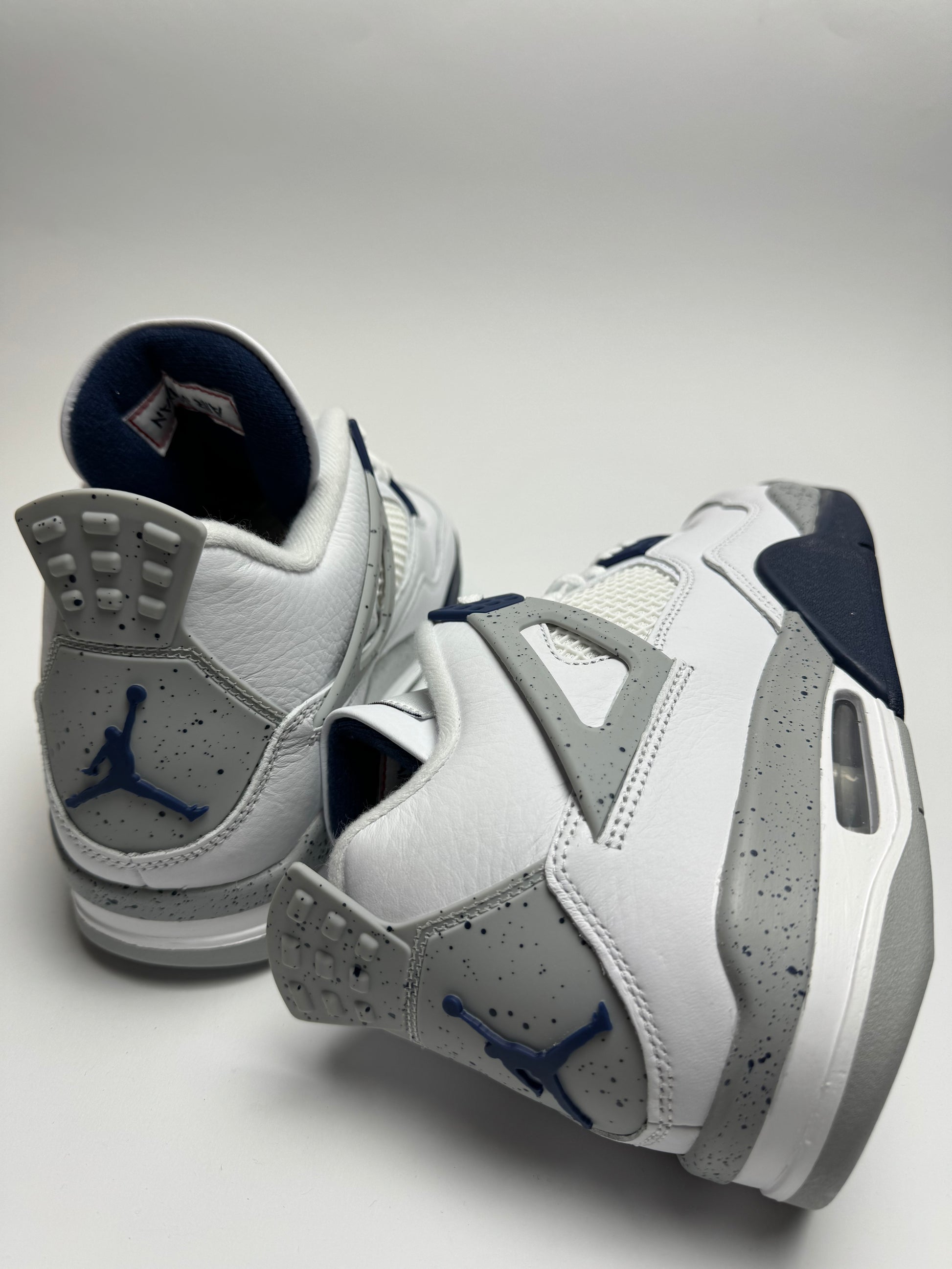Rückansicht des Sneakers – schwarzer Heel-Tab mit gesticktem Jumpman-Logo, formstabile Konstruktion