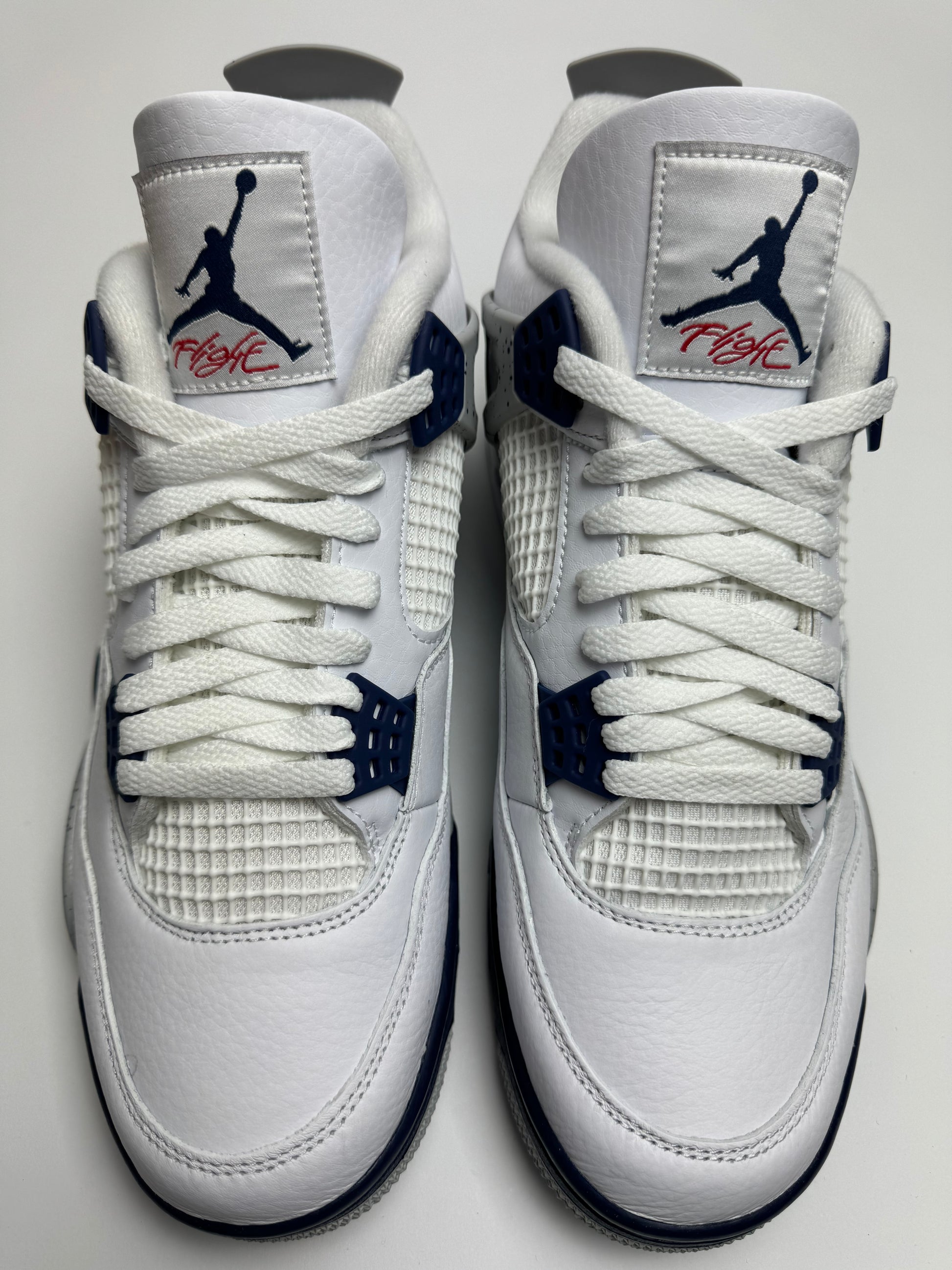 Detailansicht der Zunge – Off-White Nylon mit rotem Jumpman Flight-Tag und gepolstertem Mesh
