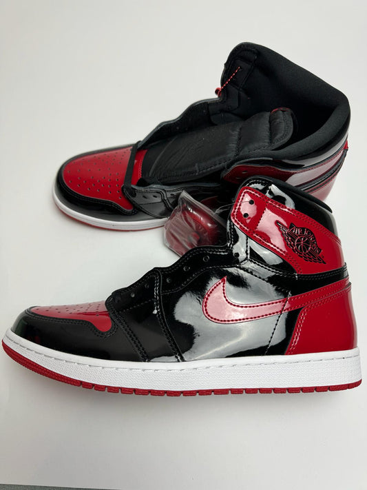 Jordan 1 Retro High OG Patent Bred – rechte Seitenansicht mit schwarzem Patentleder und roten Akzenten