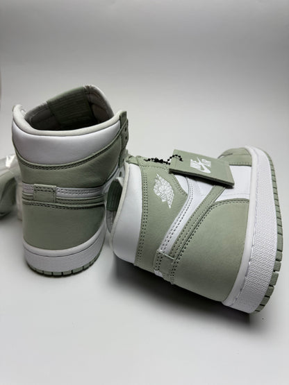 Rückansicht des Sneakers – Air Jordan 1 High OG Seafoam mit weißem Heel-Tab und dezenter Wings-Prägung