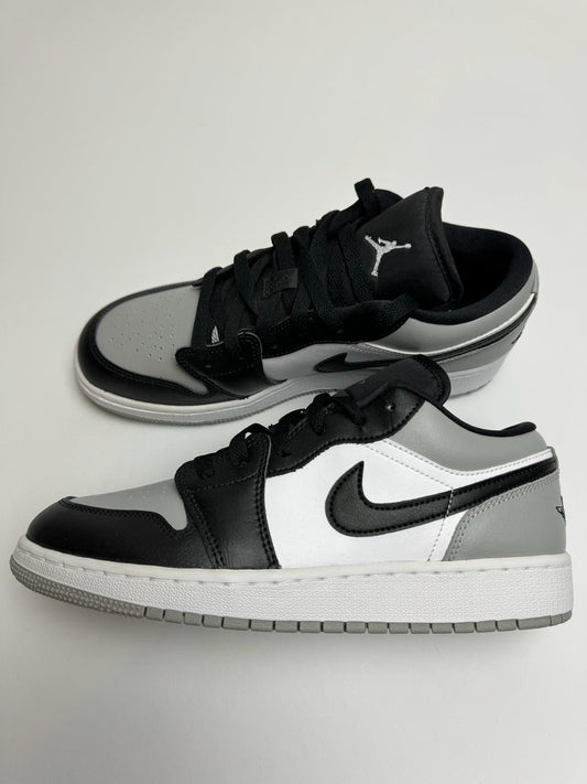 Jordan 1 Low Shadow Toe GS – rechte Seitenansicht mit weißem Upper und schwarzem Overlay