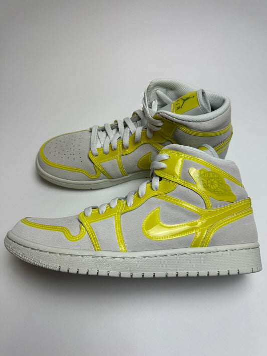 Jordan 1 Mid Opti Yellow – rechte Seitenansicht mit weißem Upper und leuchtend gelben Overlays