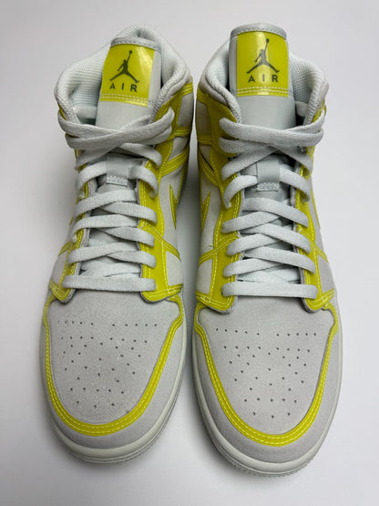 Detailansicht der Zunge – Jordan 1 Mid Opti Yellow mit gewebtem Nike Air-Label